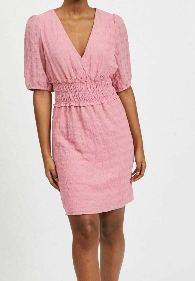 Rosa, texturerad klänning med en djup V-ringning, korta puffärmar och smockad midja, som når till mitten av låret.