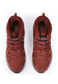 Ruskeat vaelluskengät, joissa on verkko- ja synteettistä materiaalia, erottuvat nauhat, pehmustettu nilkkareuna ja tekstuuriset kumipohjat.