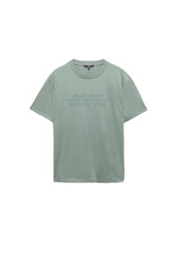 Camiseta de algodón verde claro con mangas cortas y cuello redondo, que presenta texto en relieve: "LA MENTE SOBRE LA MATERIA, EL ALMA MÁS ALLÁ DEL TIEMPO."