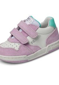 Sneaker viola in suede con dettagli in pelle bianca, linguetta in rete, doppie cinghie in Velcro e suola in gomma testurizzata. Presenta il logo del brand sul lato.