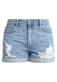 Svetle modré džíny krátké kalhoty s ohrnutými lemy, předním knoflíkem, kapsami a se zničenými dírami na obou předních nohách.