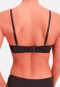 Sort bh med justerbare stropper og lukning med hægtebag bagpå. Glat tekstur med diskret logo på stropperne.