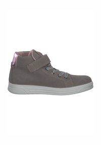 Sneaker mid-top in suede grigia con un accento metallico rosa, dotato di una striscia in velcro e occhielli argentati con lacci grigi. Suola in gomma bianca.