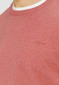Rosa Sweatshirt aus Baumwollmischung, Rundhalsausschnitt, mit einem dezenten, geprägten s.Oliver-Logo auf der Brust, mit glatter, gleichmäßiger Textur.