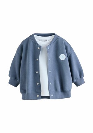Veste bomber en polaire bleue avec un col rond, des boutons-pression et une couche intérieure blanche, dotée d'une finition texturée et d'un patch logo.