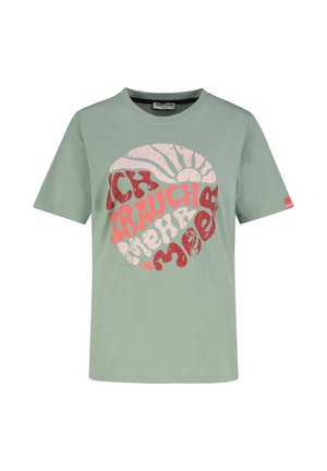 Hellgrünes T-Shirt mit kurzen Ärmeln, rundem Ausschnitt und einer runden Grafik vorne mit dem Schriftzug „Ich brauche mehr Meer“ in Rot und Weiß.