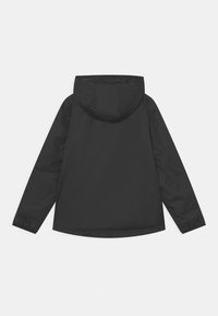 Chaqueta ligera negra con capucha, de textura suave, mangas largas y dobladillo redondeado. El diseño no incluye cierres visibles ni bolsillos.