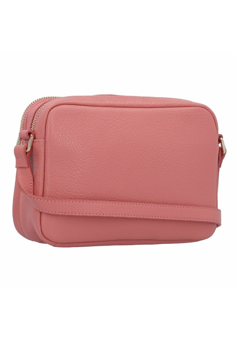 Sac bandoulière en cuir rose de forme rectangulaire, avec fermeture zippée et bandoulière réglable. Fini texturé avec des accents en matériel doré.