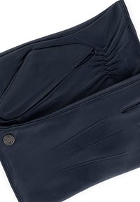 Navy Leder-Clutch mit glatter Textur, featuring geraffte Details, Nahtlinien und einem runden Metall-Logo-Akzent.