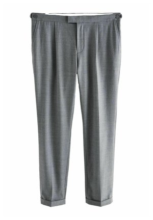 Pantalones grises ajustados con frente plano, pliegues, dos bolsillos laterales y cierre de botón. Tejido suave con un ligero brillo y puños enrollados.