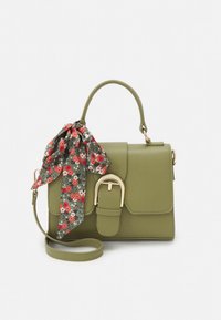 Mala de mão verde em couro sintético com design estruturado, ferragens douradas e detalhe em lenço floral. Inclui uma alça superior e uma correia destacável.