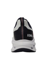 K-Swiss-sneaker med en vit och marinblå ovandel i texturerat material, en vadderad krage och en tjock vit sula för stöd.