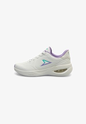Sneaker bianca con accenti viola, logo turchese e viola sul lato, suola ammortizzata con unità aria visibile e dettagli traforati vicino al colletto.