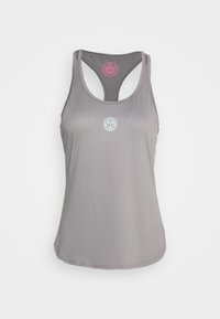 Šedý sportovní tank top s perforovanou texturou, s vykrojením na zádech, má bílé logo na přední straně a růžovou etiketu na zadní straně.