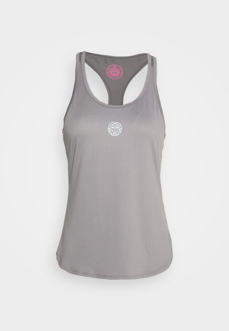 Šedý sportovní tank top s perforovanou texturou, s vykrojením na zádech, má bílé logo na přední straně a růžovou etiketu na zadní straně.