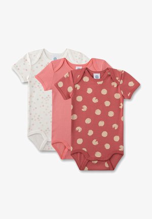 Drei Babystrampler: ein weißer mit bunten Blumenmustern, ein pinkfarbener einfarbiger und ein rostfarbener mit beigen kreisförmigen Designs. Aus weichem Baumwollmaterial.