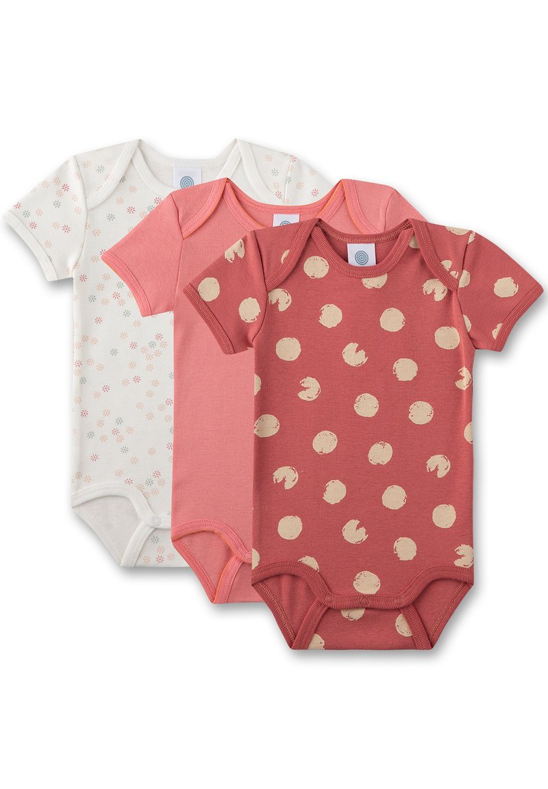 Drei Babystrampler: ein weißer mit bunten Blumenmustern, ein pinkfarbener einfarbiger und ein rostfarbener mit beigen kreisförmigen Designs. Aus weichem Baumwollmaterial.