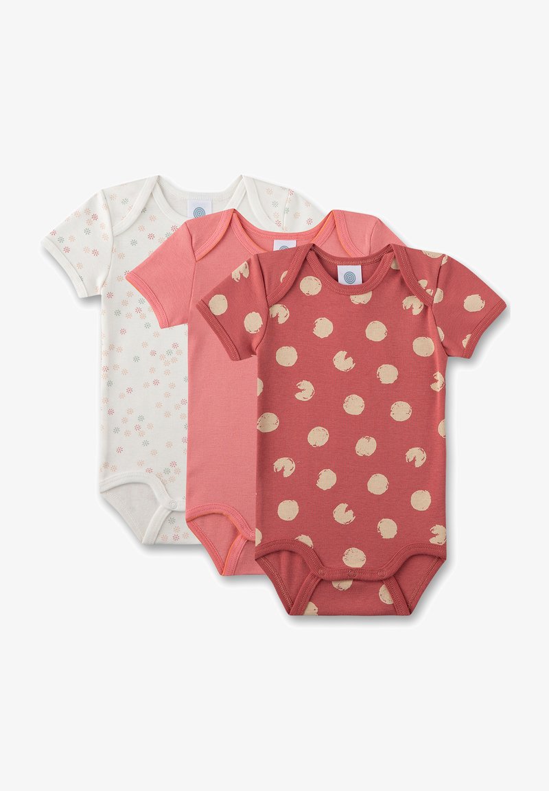 Drei Babystrampler: ein weißer mit bunten Blumenmustern, ein pinkfarbener einfarbiger und ein rostfarbener mit beigen kreisförmigen Designs. Aus weichem Baumwollmaterial.