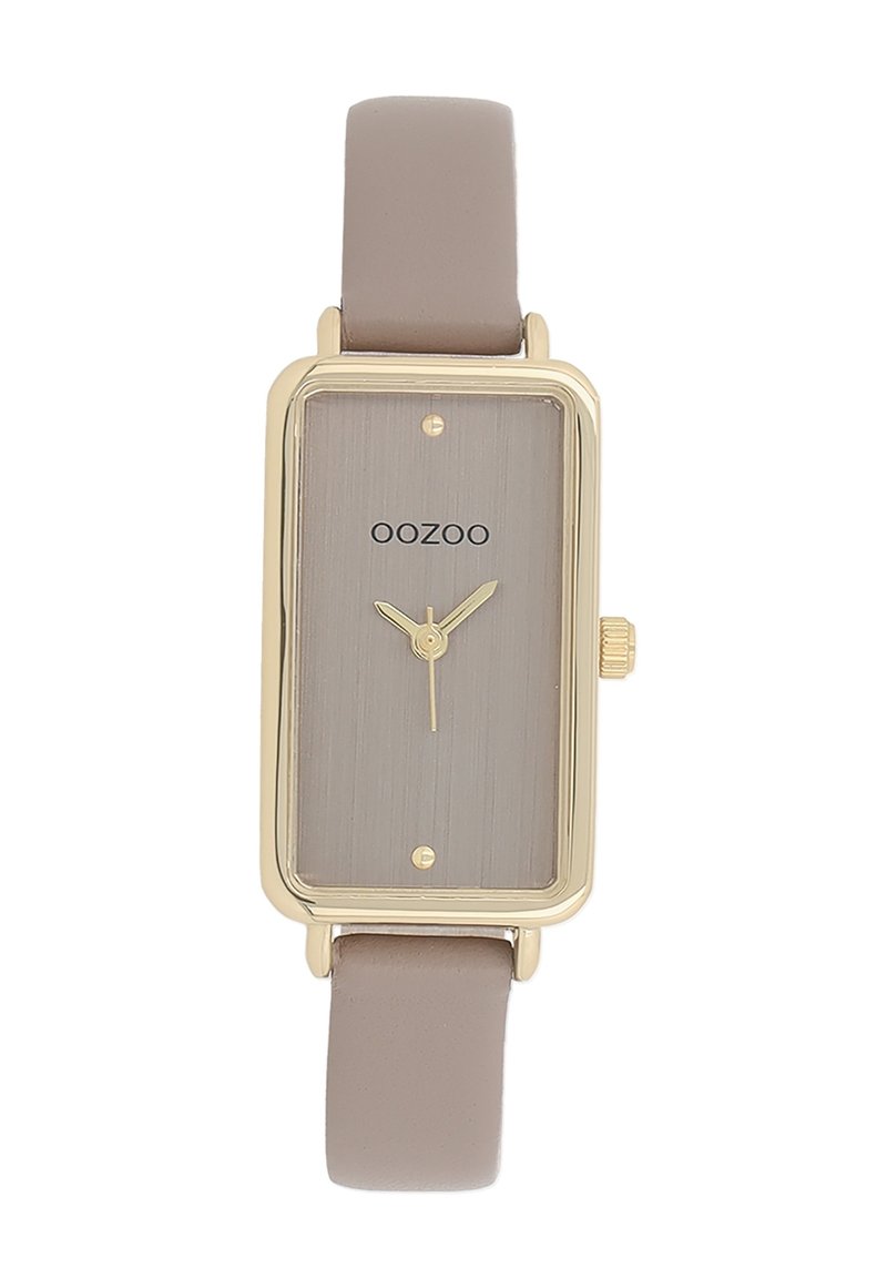 Montre rectangulaire avec un cadran gris brossé, des éléments en ton or et un bracelet en cuir marron clair. Comprend deux marqueurs d'heure dorés et le logo de la marque.