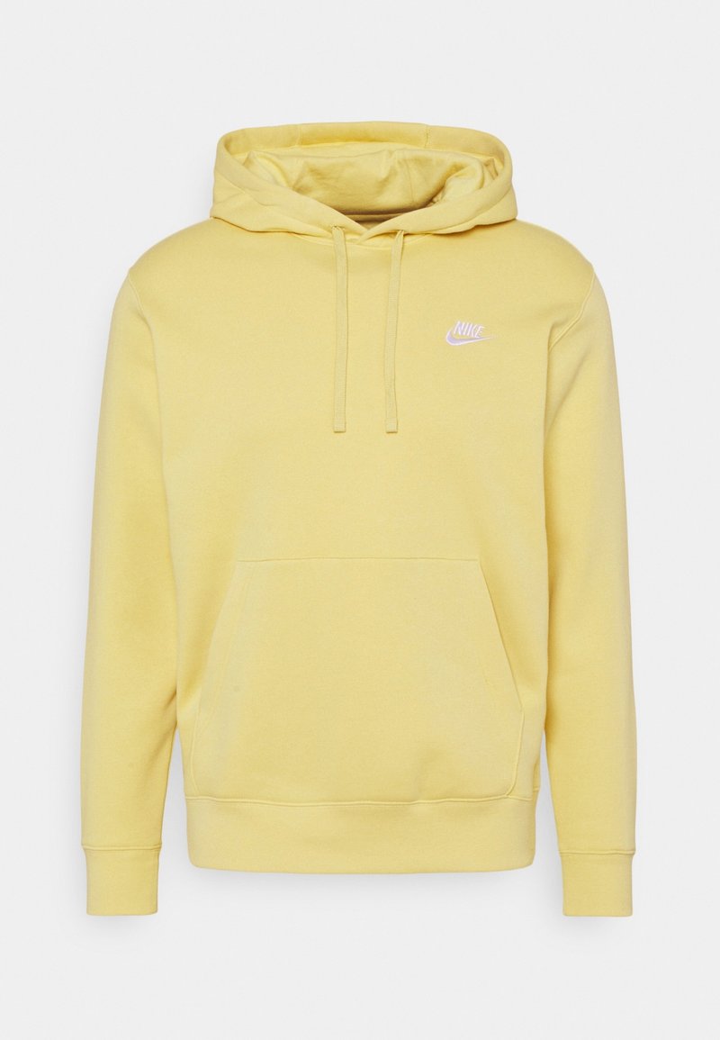 Gul Nike hoodie med en känguruficka, dragsnören vid huvan och en liten vit logotyp på vänster bröst. Mjukt bomullsmaterial.
