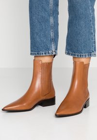 EDITED Klassiset nilkkurit - brown