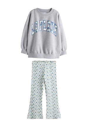 Grå sweatshirt med "LA FLEUR" tekst over hvide bukser med lille blåt blomsterprint, lagt fladt på hvid baggrund.