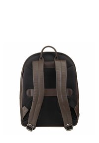 Zaino in pelle marrone con retro in mesh testurizzato, spallacci imbottiti regolabili e maniglia superiore. Presenta hardware in metallo e dettagli di cucitura.