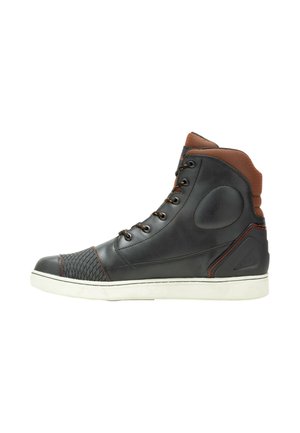 Schwarzer High-Top-Sneaker mit braun gepolstertem Kragen, weißer Sohle, vorderer Schnürung und strukturierter Zehenkappe auf weißem Hintergrund.