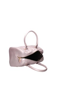 Roze metallic handtas met een gestructureerde vorm, dubbele handgrepen aan de bovenkant en een ritssluiting. Heeft een soepele textuur en gouden accenten.