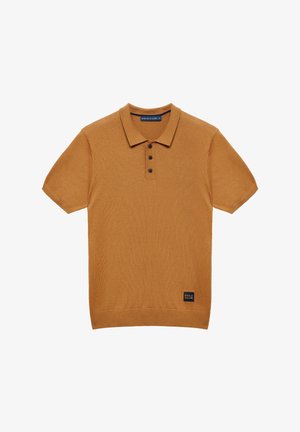 Polo pour homme à manches courtes couleur camel marron avec trois boutons noirs et une petite étiquette « Polo Club » près de l'ourlet.