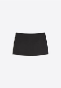 Mini gonna nera con orlo dritto e dettagli di cuciture discrete, mostrata su uno sfondo bianco.