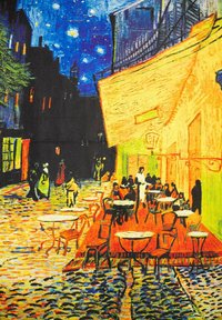 Scène de café colorée la nuit avec une rue pavée, des tables en extérieur, des murs jaunes, un ciel bleu et des personnages variés en arrière-plan.