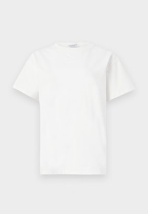 Weißes T-Shirt mit kurzen Ärmeln und Rundhalsausschnitt, mit einem kleinen, dezenten geprägten Logo auf der Brust, vor einfachem Hintergrund dargestellt.