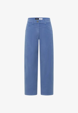 Pantalon large bleu avec poches avant, passants pour ceinture et fermeture à bouton, présenté sur un fond blanc.