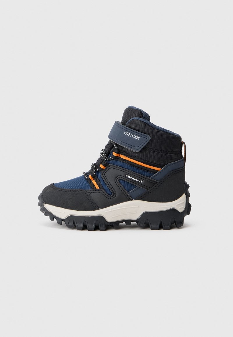 Botte de randonnée enfant bleu marine et noire avec des accents orange, semelle robuste, bride velcro étiquetée "GEOX" et marquage "AMPHIBIOX" sur le côté.