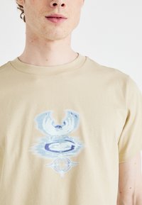 Weekday BOXY GRAPHIC TEE - Printtipaita - beige