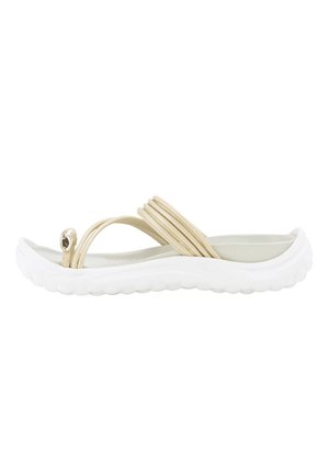 Licht beige instapsandaal met dunne bandjes over de tenen en een getextureerde witte zool, ontworpen voor casual gebruik.