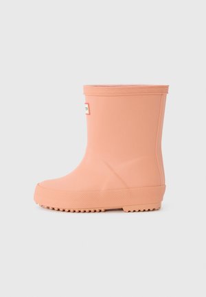 Bota de chuva de borracha rosa com uma superfície texturizada, bico redondo e uma sola estampada. Apresenta um logótipo na lateral e um cabedal liso.