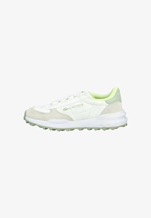 Witte en lichtgroene Lacoste-sneaker met suède accenten, een gestructureerde zool en logo op de zijkant en hiel, weergegeven in een profielaanzicht van links.