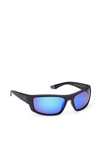 Gafas de sol envolventes negras con lentes polarizadas espejadas azules y varillas rectas sobre un fondo blanco.