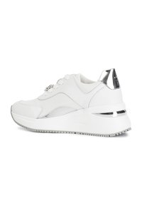 Weiße Sneaker aus einer Kombination von glattem Leder und Mesh, mit runder Zehenpartie, sechs Ösen, metallischem Fersenakzent und strukturiertem Sohlenprofil für guten Halt.