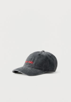 Tmavosivé šiltovka s ohnutým šiltom a červeným vyšívaným logom vpredu, na jednoduchom svetlom pozadí.
