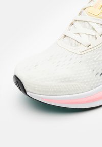 adidas Performance RESPONSE SUPER  - Katujuoksukengät - off white/zero metallic/almost yellow