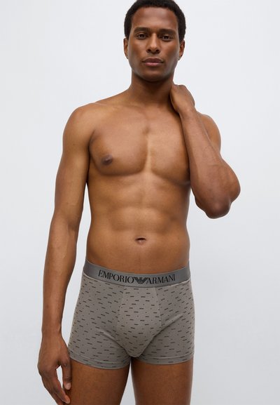 Grau melierte Baumwoll-Boxershorts mit einem schwarzen Taillenbund mit Logo, versehen mit einem dezenten Muster aus kleinen, auseinanderliegenden Textdrucken.