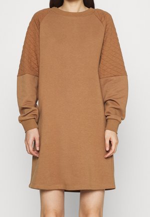 Ruskea college-mekko, jossa on tikatut tekstuuriset hihat, pyöreä pääntie ja ribbireunat. Yksinkertainen, rento malli, joka ulottuu polven ylle.