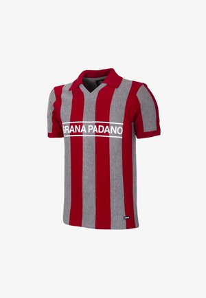 Korte mouw voetbaltrui met verticale rode en grijze strepen, "GRANA PADANO" tekst over de borst, en een kraag.