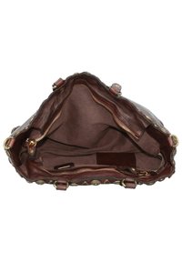 Interno della borsa in pelle marrone con fodera in tessuto, tasca con zip, molteplici scomparti e dettagli decorativi in ottone sui bordi.