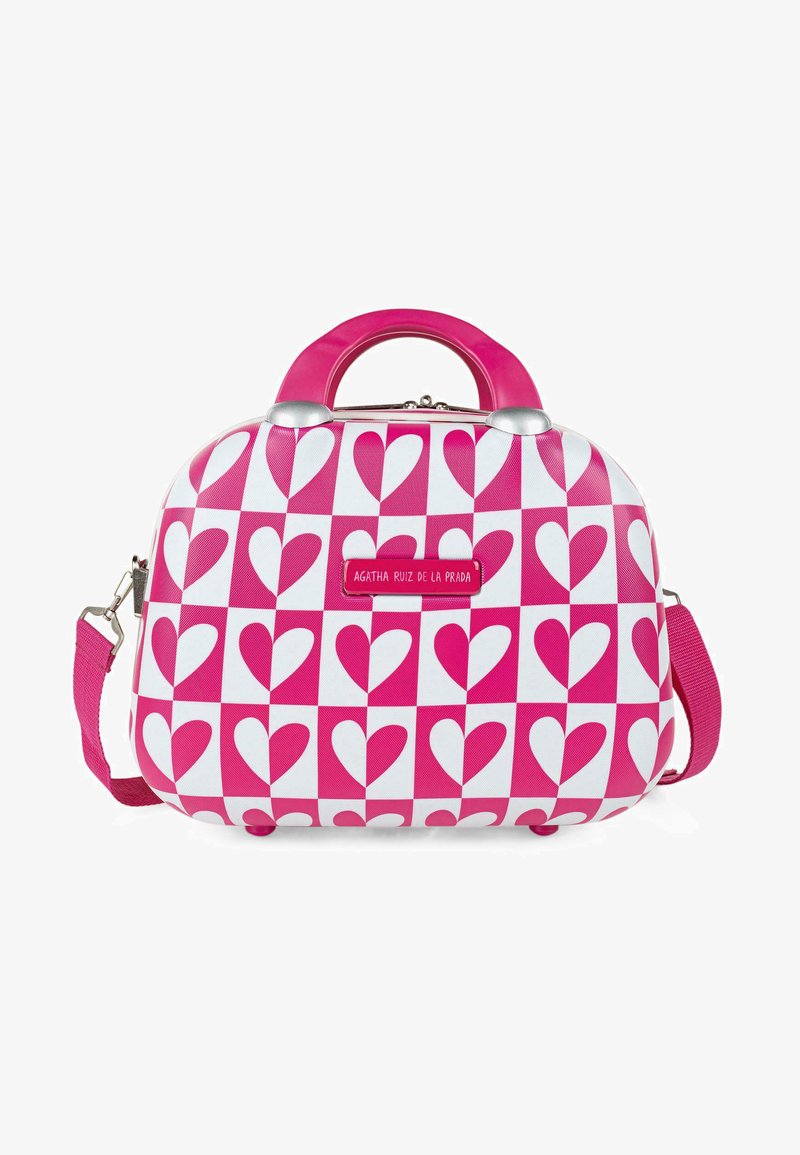 Bolso rosa y blanco con un patrón de corazones, diseño redondeado, doble asa y correa de hombro desmontable. Cuenta con una cremallera en tono plateado.