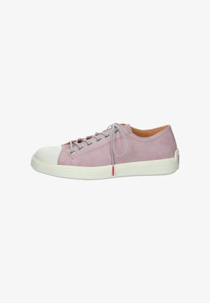 Zapatilla de ante rosa claro con puntera y suela de goma blanca, que presenta cordones grises y un pequeño acento rojo en el talón.