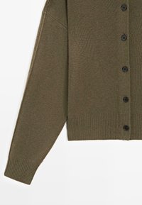 Olivgrüne Strickjacke mit langen Ärmeln und fünf schwarzen Knöpfen auf der Vorderseite, mit gerippten Bündchen und Saum.